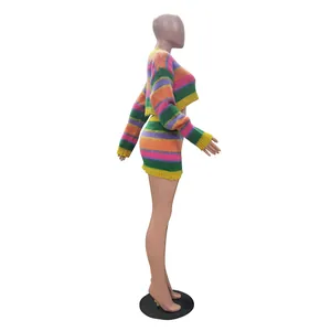 Seitenansicht von bunt gestreiftem Strick-Set bestehend aus bauchfreiem Top und Rock