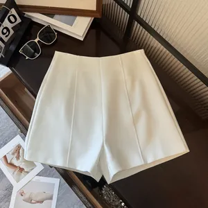 Short blanc élégant à taille haute, coupe trapèze avec détails de couture d'été.