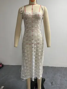 Vue détaillée d'une élégante robe blanche en dentelle florale sur un mannequin