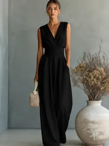 Elegante tuta nera senza maniche con scollo a V e design a gamba larga