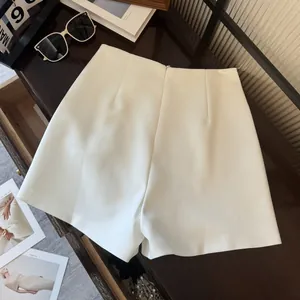 Vue arrière de short minimaliste blanc à taille haute avec texture de tissu lisse