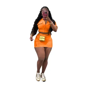 Présentation d'un ensemble jupe deux pièces orange avec haut zippé et détails de mini-jupe
