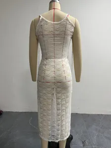 Détail de la vue arrière d'une robe en dentelle blanche transparente sur mannequin