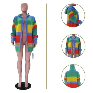 Dettagli multi-angolo di un vivace cardigan in maglia a righe colorate con cappuccio
