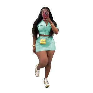 Vue détaillée de l'ensemble deux pièces vert menthe avec crop top zippé et minijupe