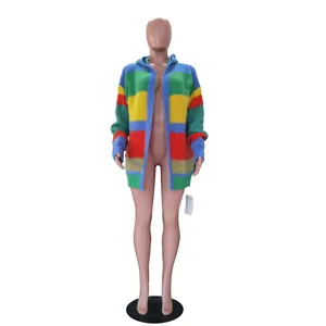 Dettaglio frontale di un cardigan in maglia a righe colorate con cappuccio su manichino