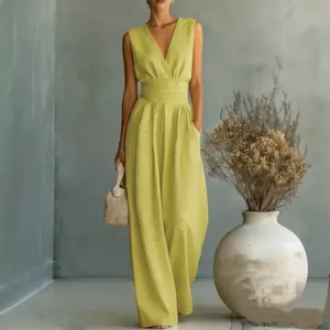 Vista intera di un'elegante tuta smanicata verde lime con scollo a V e gamba larga