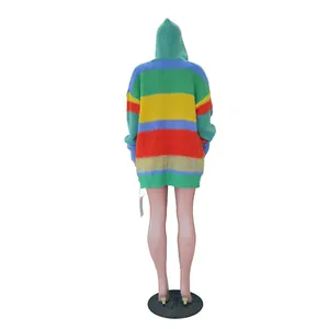 Dettaglio vista posteriore di un cardigan con cappuccio a righe colorate da donna.