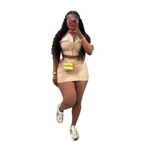 Détail d'un ensemble décontracté deux pièces avec crop top zippé et mini-jupe assortie.