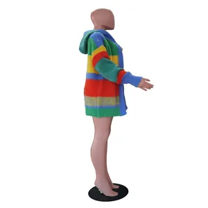 Vista laterale del cardigan con cappuccio a righe colorate in maglia da donna fit comodo