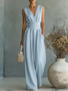 Elegante tuta azzurra senza maniche con scollo a V, vita segnata e gamba molto larga.