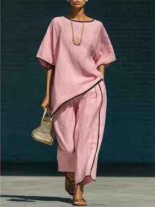 Ensemble deux pièces rose en lin avec bordure noire, haut manches courtes et pantalon