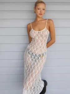 Ensemble élégant de robe longue en dentelle blanche transparente avec fines bretelles et silhouette