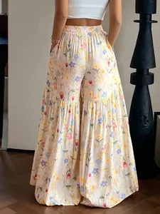 Vue arrière d'un pantalon large à fleurs à taille haute de style bohème