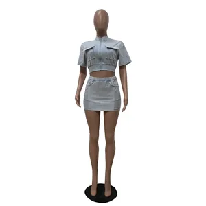 Ensemble décontracté deux pièces style denim délavé avec haut court zippé et mini-jupe assortie