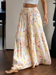 Vue détaillée du pantalon large fleuri à taille haute pour l'été au style fluide