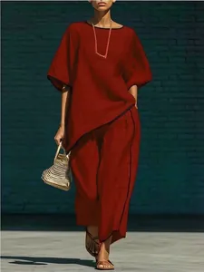 Ensemble rouge élégant deux pièces avec haut asymétrique et pantalon large fluide