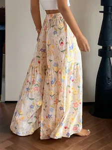 Vue arrière d'un pantalon large à fleurs taille haute pour un look d'été aéré