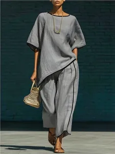 Élégant ensemble deux pièces en lin gris pour femme avec bordures noires stylées