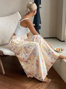 Pantalon large à imprimé fleuri et taille haute pour un look d'été décontracté.