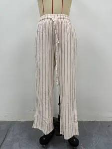 Lässige gestreifte Hose mit weitem Bein und elastischem Kordelzugbund auf einer Schaufensterpuppe