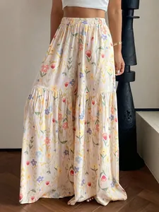 Vue détaillée d'un pantalon palazzo fluide à imprimé fleuri et taille haute chic