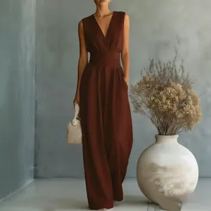 Elegante tuta smanicata bordeaux con scollo a V e gamba larga a vita alta.