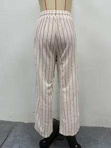 Detailansicht der beigefarbenen gestreiften weiten Hose auf einer Schaufensterpuppe