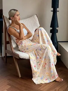 Gros plan d'un pantalon large à fleurs à taille haute avec une coupe fluide et légère