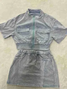 Ensemble deux pièces décontracté avec veste zippée délavée et mini-jupe assortie.