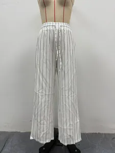 Gestreifte Hose mit weitem Bein und verstellbarem elastischem Kordelzug am Bund