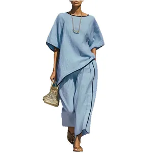 Ensemble deux pièces bleu clair pour femme avec haut à manches courtes et pantalon