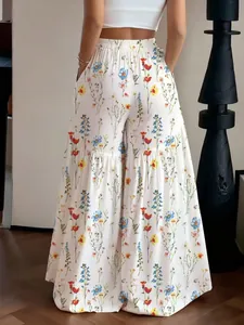 Vue arrière d'un pantalon fluide à fleurs taille haute et jambes larges blanc