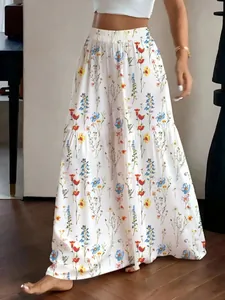 Jupe longue fleurie à taille haute avec un tissu fluide et un imprimé floral coloré.