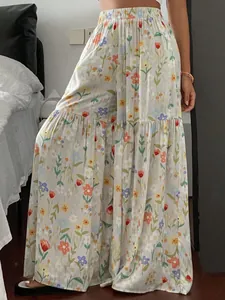 Vue détaillée d'un pantalon large à fleurs à taille haute pour l'été avec design à volants