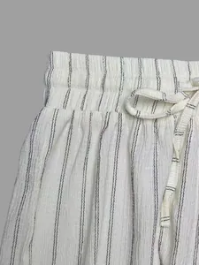 Detailansicht der gestreiften Weithose mit elastischem Bund und praktischem Kordelzug.