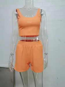 Completo estivo color albicocca in maglia due pezzi per donna con crop top e shorts