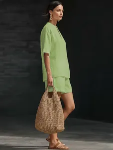Femme à la mode portant un ensemble décontracté deux pièces en lin vert avec haut col V