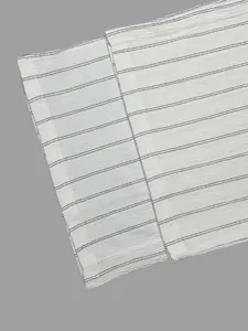 Detailansicht des strukturierten Stoffes mit schwarzen Streifen an weiter Hose