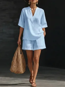 Détails de l'ensemble deux pièces en lin bleu clair avec haut col V et short pour femmes.