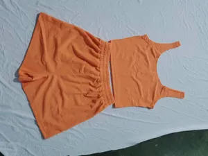 Completo due pezzi in maglia a coste arancione con top senza maniche e pantaloncini donna