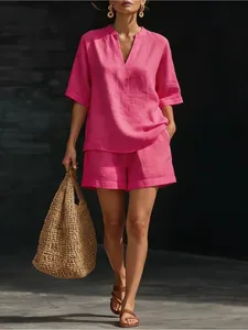 Ensemble élégant deux pièces en lin rose pour femmes avec haut col en V et short assorti.