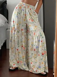 Vue détaillée d'un pantalon fluide à fleurs à taille haute dans un cadre de vie élégant.