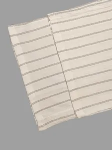 Detaillierte Nahaufnahme der gestreiften Stoffstruktur und des Saums dieser weiten Hose