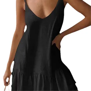 Elegante abito da spiaggia nero con scollo a V, vestibilità ampia e orlo a balze alla moda