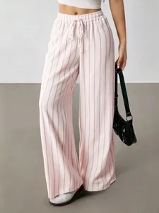 Detailansicht der rosa gestreiften Hose mit weitem Bein und bequemer Kordelzug-Taille