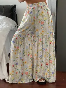 Détail d'un pantalon floral à taille haute et jambe large en tissu d'été léger et fluide