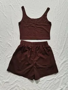Dettaglio di un completo due pezzi in maglia marrone con top e pantaloncini