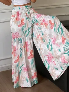 Vue détaillée du pantalon à fleurs taille haute et jambe large au drapé fluide élégant