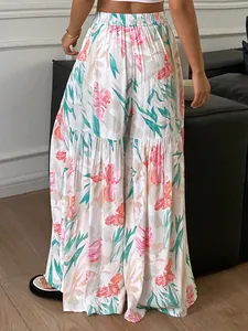 Vue arrière d'un pantalon large à fleurs et taille haute en tissu fluide d'été